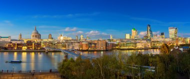 Millennium Köprüsü ve St Paul'ın Katedrali, Londra sonra günbatımı - İngiltere