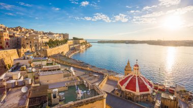 Eski liman Valletta sunrise - Valletta, Malta, Kilise çatısının ile