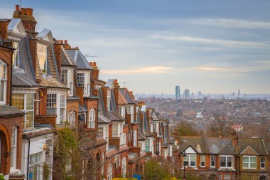 Arka plan Doğu London ile bulutlu bir sabahı geleneksel İngiliz tuğla ev sahipliği yapmaktadır. Panoramic Muswell Hill, Londra, İngiltere'de vurdu