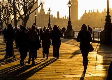 Arka plan, Londra, İngiltere, Big Ben ile Thames yolu günbatımında yürüyüş Londralılar