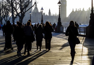 Arka plan, Londra, İngiltere, Big Ben ile Thames yolu günbatımında yürüyüş insanlar Londra