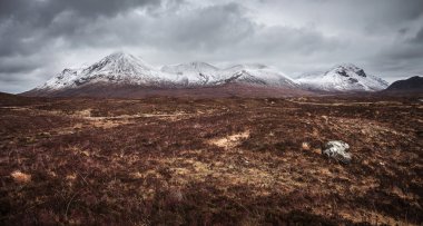 İskoç Dağlık Bölgesi. Bulutlu bir bahar gününde Glamaig karlı dağlar - Isle of Skye, İskoçya, İngiltere