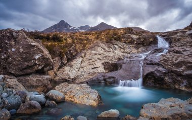 Sligachan Nehri bulutlu bir günde İskoç dağlık - Isle of Skye, İskoçya, İngiltere