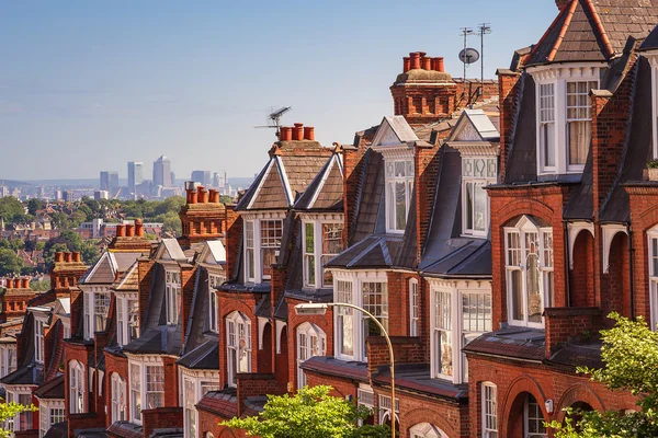 Muswell Hill, Londra, İngiltere'de güneşli bir öğleden sonra panaromik çekim üzerinde tipik İngiliz tuğla evler
