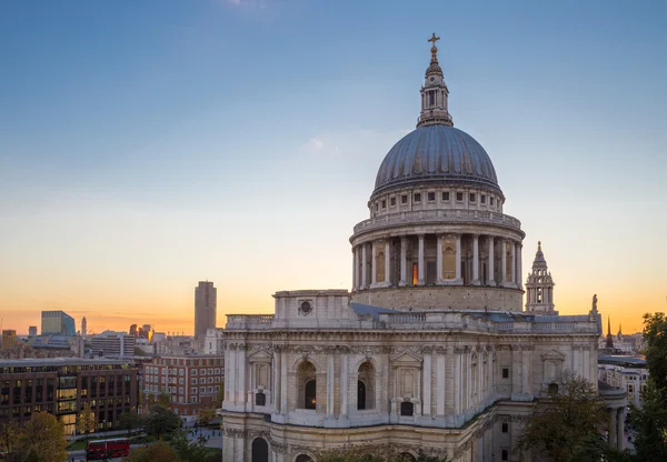 St. Paul'ın Katedrali ile açık gökyüzü günbatımı - Londra, İngiltere