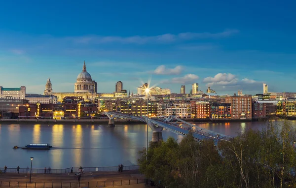 St. Paul'ın Katedrali, Millennium Köprüsü ve finansal banka district of London alacakaranlıkta - İngiltere'de panoramik manzarası — Stok fotoğraf