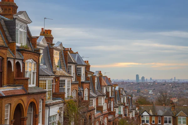 Traditional British brick houses on a cloudy morning with east London at background. Panoramic shot from Muswell Hill, London, UK — Stock Photo, Image