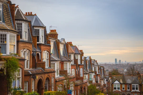 O tijolo britânico tradicional abriga em uma manhã nublada com o leste de Londres no fundo. Fotografia panorâmica de Muswell Hill, Londres, Reino Unido — Fotografia de Stock