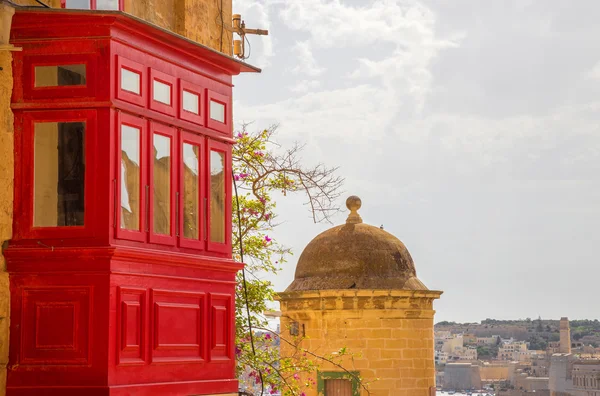 Varanda vermelha tradicional e cúpula de Valletta, Malta — Fotografia de Stock