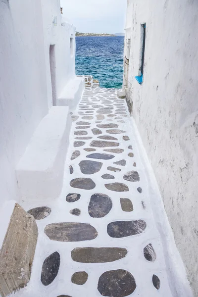 Mikonos'un geleneksel beyaz badanalı sokağı, Yunanistan — Stok fotoğraf