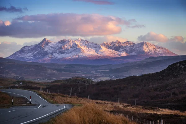 Schotse Hooglanden. De bergen van Glamaig bij zonsondergang op het Isle of Skye, Schotland, VK — Stockfoto