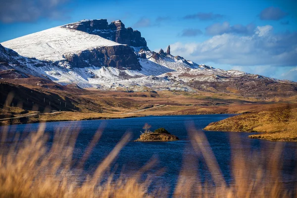 Låsa Fada och den snöiga gammala manen av Storr på fjädra tid med blått Sky-Isle av Skye, Skottland, UK — Stockfoto