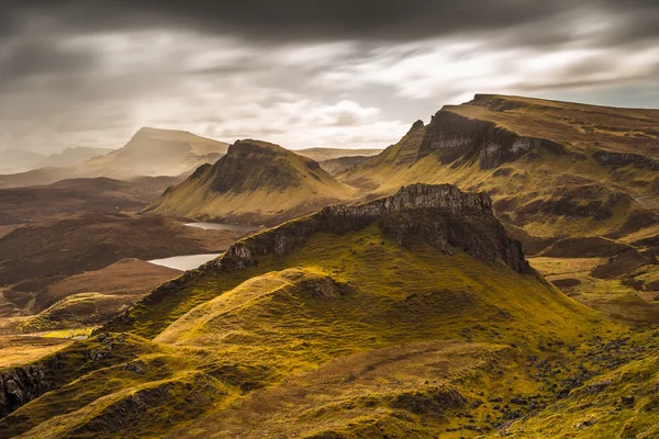 Nuvens escuras e belas cores sobre o Quiraing na Ilha de Skye, na Escócia - Reino Unido — Fotografia de Stock