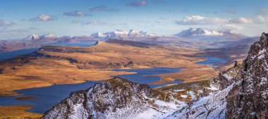 İskoç Dağlık Bölgesi. Güzel bir bahar öğleden sonra Storr Old Man görünümü - Isle of Skye, İskoçya, İngiltere