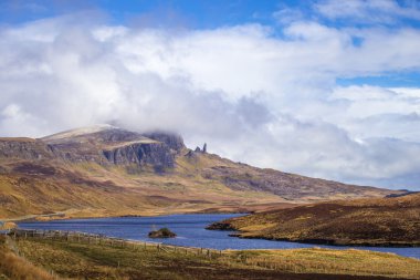 Mavi gökyüzü ve bulutlar ile güneşli bir bahar gününde Skye Isle üzerinde Storr ünlü Old Man - İskoçya, İngiltere
