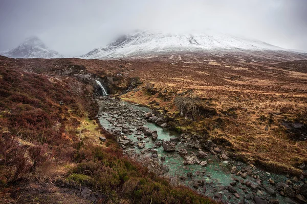 De skotska högländerna. Den Cuillin Mountains, Fairy pooler och Glen spröd på en molnig morgon på Isle of Skye, Skottland, Storbritannien — Stockfoto