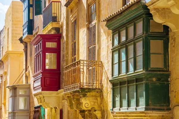 Geleneksel renkli Malta balkon ve Valletta, Malta wellow duvarlara