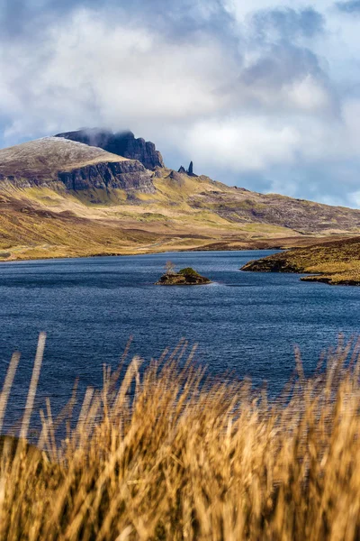 Den berömda gamle mannen i Storr på Isle of Skye på en solig vårdag med blå himmel och moln-Skottland, Storbritannien — Stockfoto