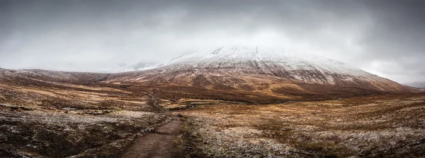 The Scottish Highlands. Panoramic shot of the Cuillin mountains, the Fairy Pools and Glen Brittle on a cloudy morning on Isle of Skye, Scotland, UK — Stock Photo, Image