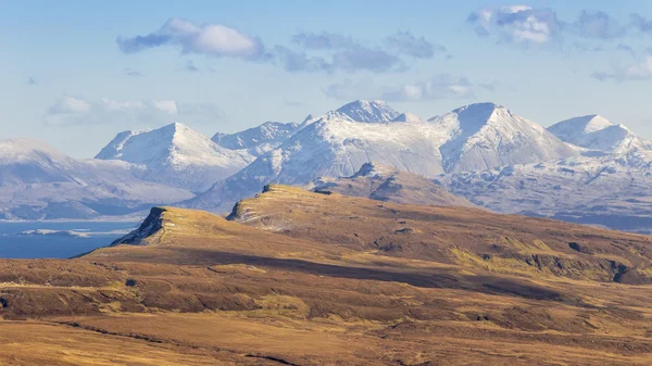 A Skót Felföld. Kilátás a régi ember a Storr egy szép tavaszi délután-Isle of Skye, Skócia, Egyesült Királyság — Stock Fotó