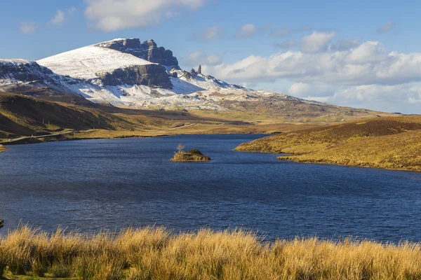 Loch fada a slavný zasněžený starý muž Storr na slunném jarním jitra-ostrov Skye, Skotsko, Velká Británie — Stock fotografie