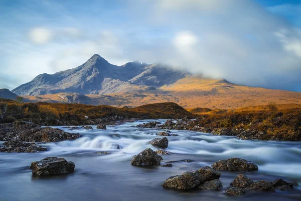 Floden Sligachan och bergen i spelas nan Gillean en mulen dag på Isle of Skye - Skottland, Uk — Stockfoto