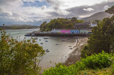 Güzel güneşli bir günde Portree şehir - Isle of Skye, İskoçya, İngiltere