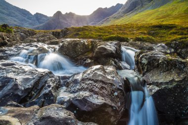 Peri havuzları ve Isle of Skye - İskoçya, İngiltere'de üzerinde erken sabah Glenbrittle dağlarında