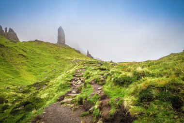 Hele bir yaşlı adam, Storr bulutlu bahar gününde üzerinde Isle of Skye - Scotland, İngiltere