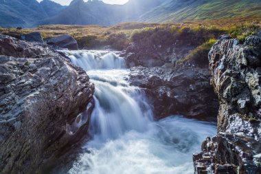 Peri havuzları ve Isle of Skye - İskoçya, İngiltere'de üzerinde erken sabah Glenbrittle dağlarında