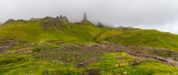 Gamle Storr i tjock dimma - Isle of Skye i Skottland, Storbritannien — Stockfoto