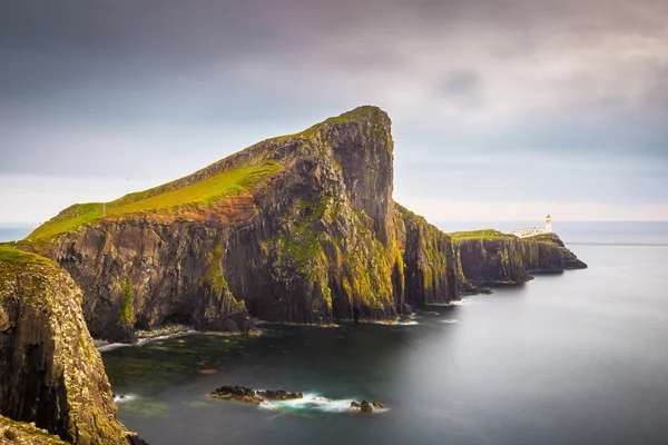 Neist Point och fyren på Isle of Skye före solnedgången-Skottland, Storbritannien — Stockfoto