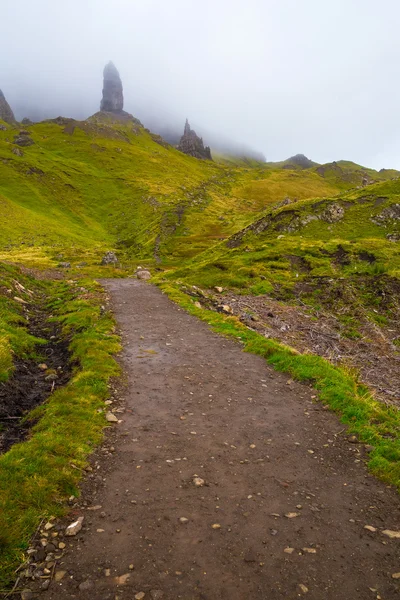 Turist spår till den gamle mannen i Storr på en molnig dag-Isle of Skye, Skottland, Storbritannien — Stockfoto