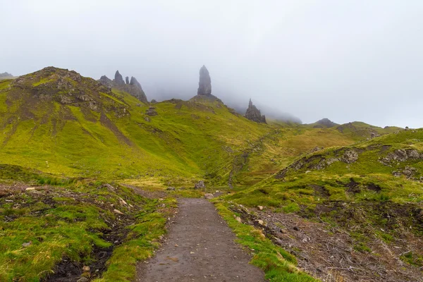 Droga do Old Man of Storr w pochmurny dzień-Isle of Skye, Szkocja, Wielka Brytania — Zdjęcie stockowe