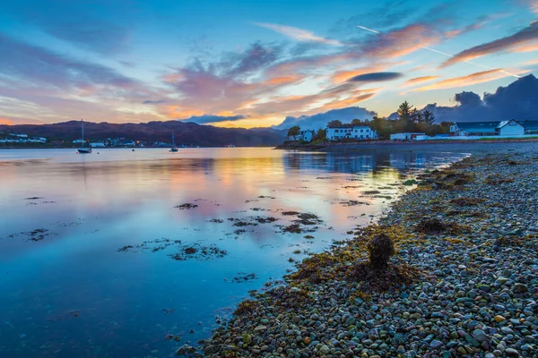 Bellissimo tramonto scozzese al villaggio di Kyleakin - Isola di Skye, Scozia, Regno Unito — Foto Stock