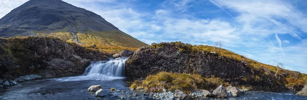 Foto panorámica sobre las piscinas de hadas y las montañas de Glenbrittle a primera hora de la mañana en la isla de Skye - Escocia, Reino Unido — Foto de Stock