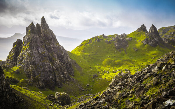 Древние скалы Старого Человека Сторра в пасмурный день - Остров Скай, Шотландия, Великобритания
