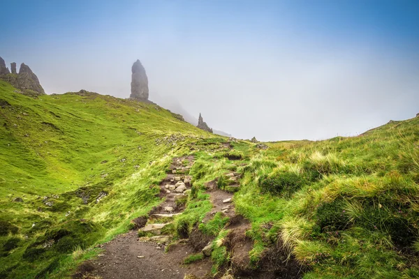 Le chemin vers le vieil homme de Storr par une journée de printemps nuageuse sur l'île de Skye - Écosse, Royaume-Uni — Photo