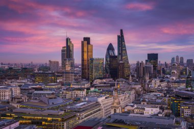 Banka ilçe merkezi Londra ofis binaları ve güzel gökyüzü - Londra, İngiltere ile güneş battıktan sonra sihirli saatte