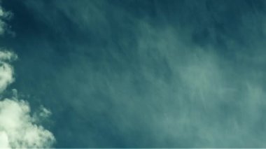 Hareketli bulutlar ve mavi gökyüzü.