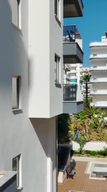 Kristal berrak sulara bakan lüks kıyı evleri.