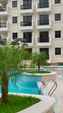 Zarif açık alanları olan Akdeniz binaları.