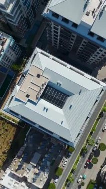 Temiz havuzlu ve kıyı manzaralı lüks konutlar.