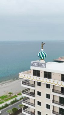 Turkuaz havuzların yanında Akdeniz palmiye manzarası.