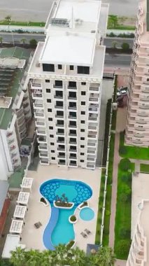 Mavi su ve açık alanlarla çevrili modern evler.