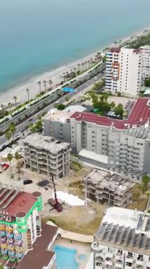 Manzaralı evler ve havuz bahçeleri..