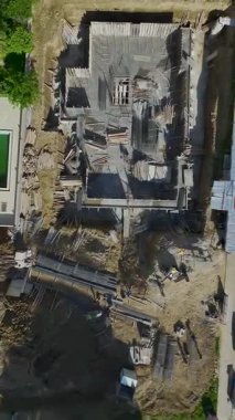 Denetçiler metal çerçeve pozisyonlarını ölçerler.