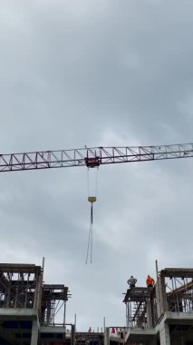 Takım elementleri güçlendirilmiş noktalara sabitler.