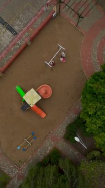 Renkli slaytlar ve salıncaklı oyun alanı.