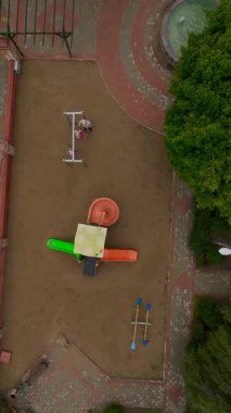 Çocuklar slaytlardan, salıncaklardan ve oyun alanlarından hoşlanır..